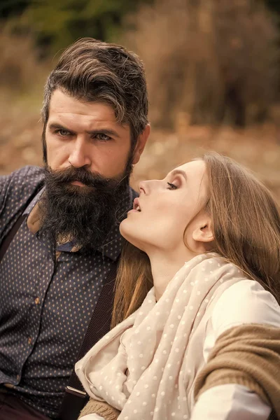 Young couple in autumn — Stock Photo, Image