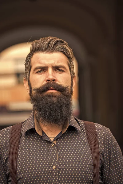 Homem com barba em pé ao ar livre — Fotografia de Stock