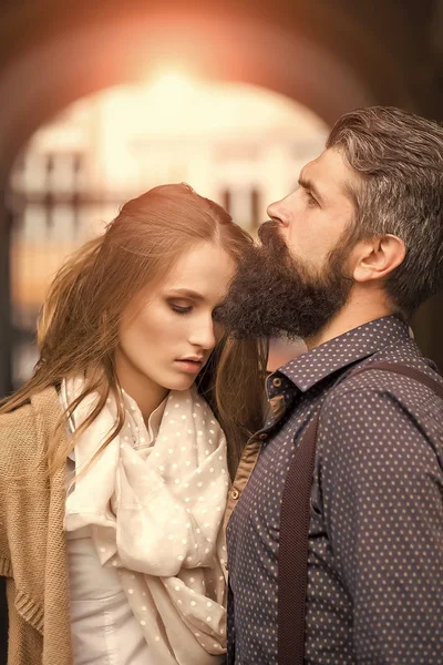 Una Hermosa Pareja Elegante Mujer Joven Hombre Con Larga Barba —  Fotos de Stock