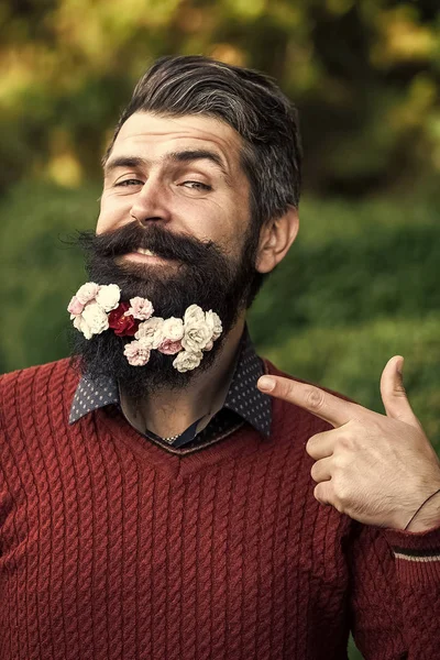 Man med blommor på skägg — Stockfoto