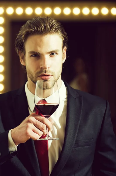Adam ya da iş adamı tutun şarap cam, Toplantı ve rahatla — Stok fotoğraf