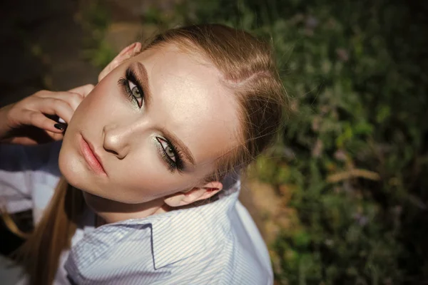 Mujer con maquillaje en la piel de la cara joven, vista superior — Foto de Stock