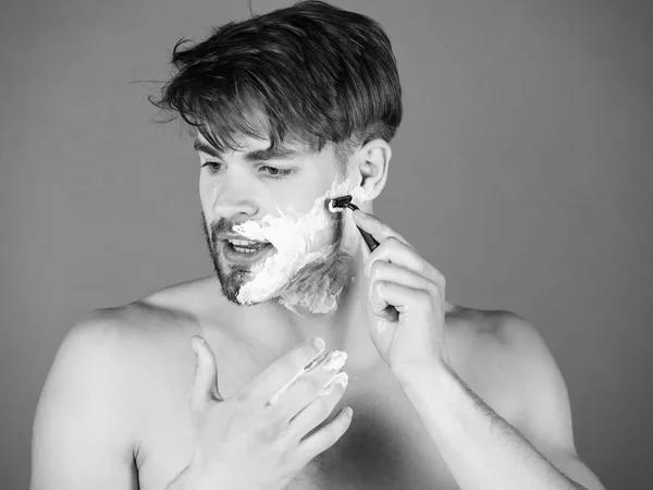Muž holení v koupelně s holicí strojek a pěny — Stock fotografie
