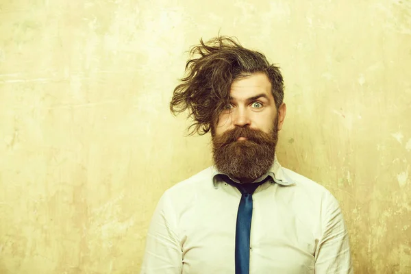 Homme barbu ou hipster avec longue barbe sur le visage surpris — Photo