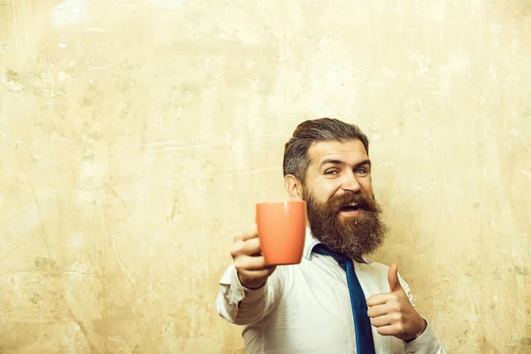 Gerente con cara feliz mantenga el té o la taza de café —  Fotos de Stock