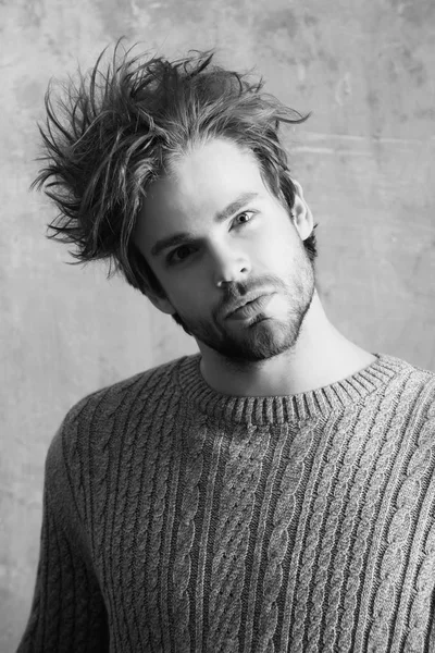 Hombre o hombre guapo con corte de pelo elegante y barba —  Fotos de Stock