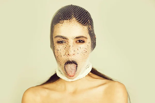 Chica mostrando lengua con blanco, medias de rejilla en la cabeza — Foto de Stock