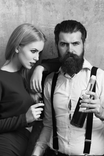 Erkek ve kadın şişe ve bardak likör ile poz — Stok fotoğraf