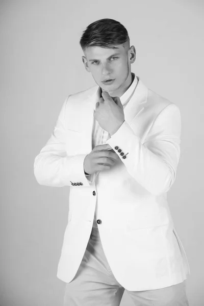 Modelo posando en chaqueta blanca, camisa rayada y pantalones azules — Foto de Stock