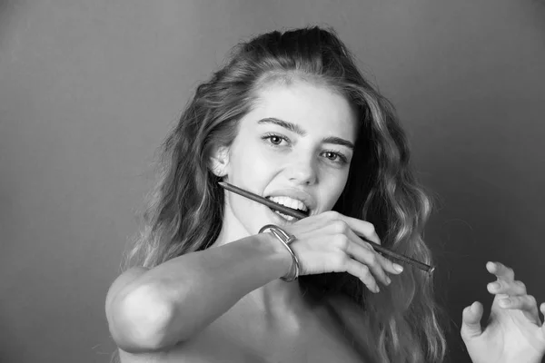 Sexy meisje met metalen nagel in mond waaruit gezond gebit — Stockfoto
