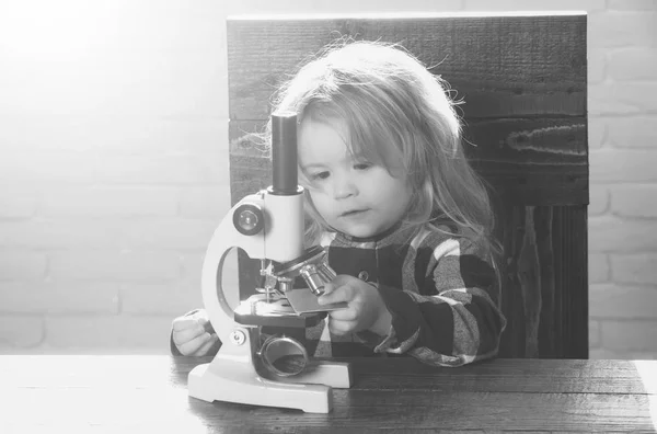 Estudante menino com estudo microscópico no local de trabalho educacional — Fotografia de Stock
