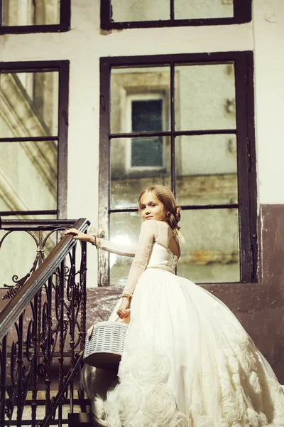 Kicsi lány, fehér ruhában közeli nagy ablak — Stock Fotó