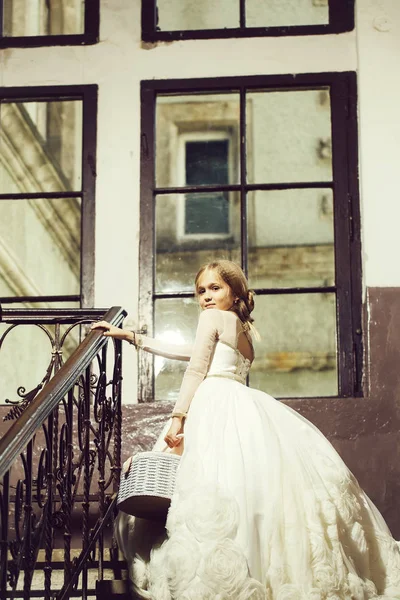 Niña en vestido blanco cerca de la ventana grande — Foto de Stock