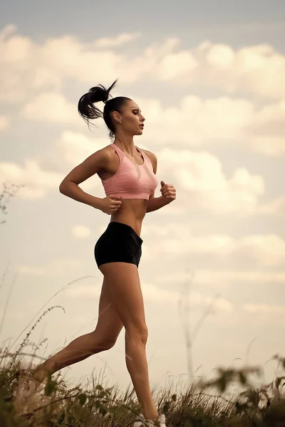 Atractiva mujer corriendo —  Fotos de Stock