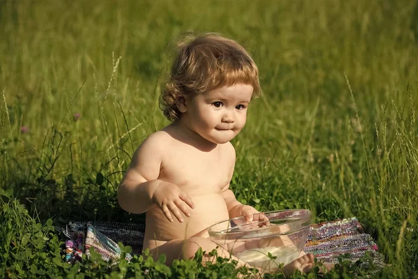 Curioso bambino maschio con semolino coccolato — Foto Stock