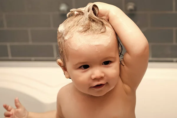 Curious baby boy in bath — Stock Photo, Image
