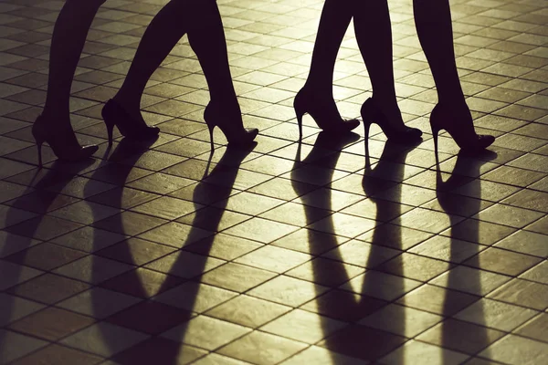 Jambes féminines dans des chaussures à la mode — Photo