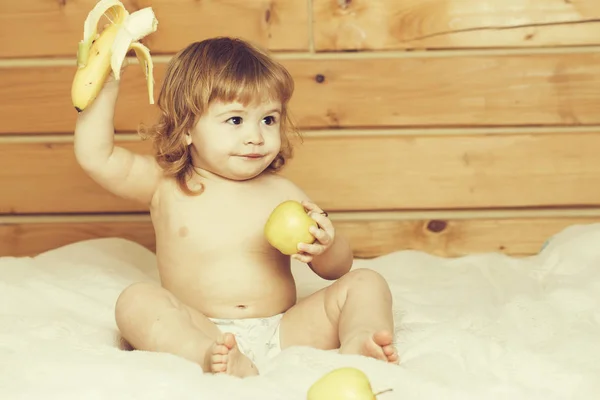 Pojke med bananer och äpplen — Stockfoto