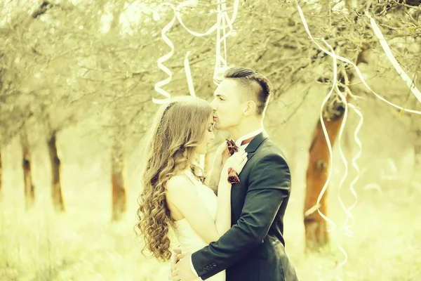 幸せな新婚カップルのポーズし笑顔の結婚式でドレスし 屋外のリボンで飾られた森林のシャツ — ストック写真