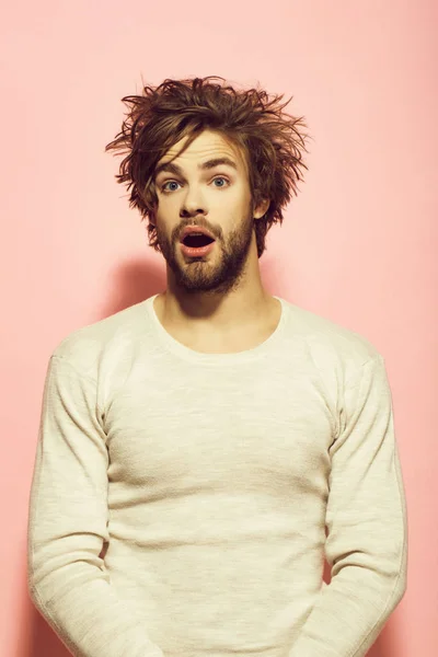 Homem surpreso com cabelo longo não penteado acordar de manhã — Fotografia de Stock