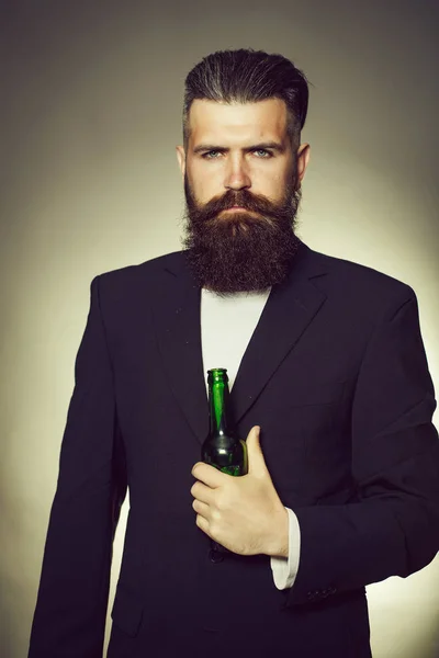 Bebaarde man met bierfles — Stockfoto