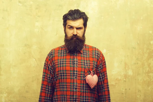 Homme barbu avec barbe avec coeur en textile rose sur chemise — Photo