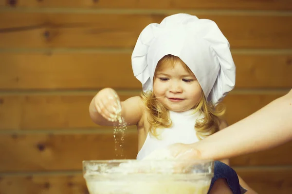 Niño feliz niño cocinero amasando masa — Foto de Stock