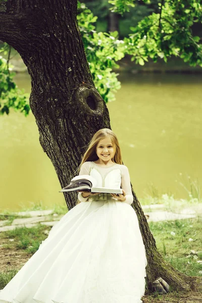 Kleines Mädchen im weißen Kleid im Freien — Stockfoto