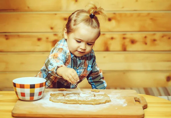 Criança bonito cozinhar com massa, farinha e tigela em madeira — Fotografia de Stock