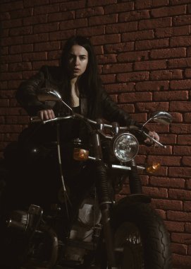 macera. Macera motosiklet üzerinde sahip. kadın ile macera seyahat. macera kavramı.