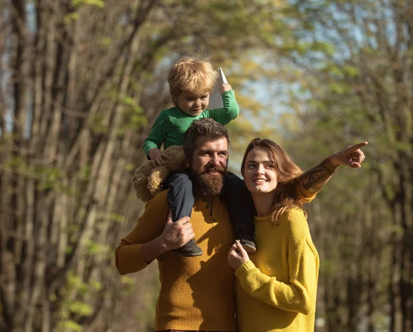 Anne ve baba ile oğlu açık oyun oynamak. Küçük çocuk öğrenmek ve oyun yoluyla geliştirmek. Şuraya bak — Stok fotoğraf