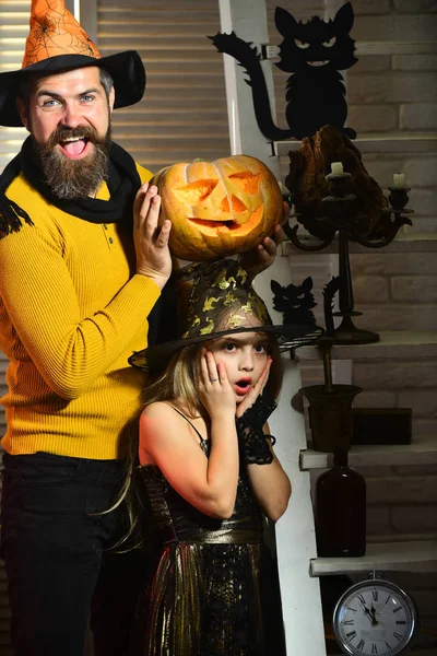 Ragazzino e uomo con la zucca di Halloween. L'uomo barbuto e il bambino festeggiano Halloween. Dolcetto o scherzetto. Stasera e 'Halloween. — Foto Stock