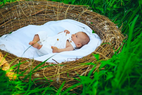 El sueño saludable del bebé recién nacido. El recién nacido duerme sin pañales. Crecimiento y desarrollo saludables. Bebé o niño despierto después de dormir en la cuna. El sueño ayuda a su hijo a crecer — Foto de Stock
