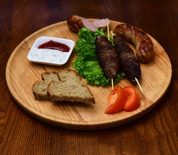 Ahşap tahta üzerinde et yemekleri kebap. Orta Doğu mutfağı restoran Kebap hizmet. Sıcak yemek.