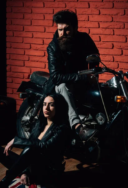 Пара в гараже. пара байкеров в гараже. пара в гараже с мотоциклом. сексуальная пара ремонт велосипеда. по дороге в гараж . — стоковое фото