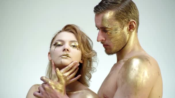 一个美丽的女孩和一个金色的化妆的男人在白色的背景上相互接触 色情概念 魅力与奢华理念 — 图库视频影像