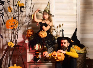 Küçük kız ve baba halloween dekorasyon hazırlayın. Küçük kız ve baba kabak kafa dekorasyon olarak bölmek. Halloween süslemeleri seni seveceğim. Cadılar Bayramı partisi için ev dekorasyonu