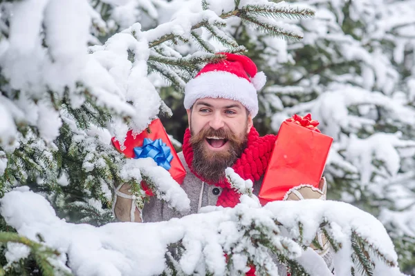 Natal homem feliz com barba segurar caixa de presente . — Fotografia de Stock