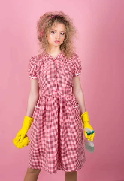 Hemmafru redo att rent hus. Söt flicka ren i gummihandskar med trasa och rengöringsmedel. Jag hålla mitt hus riktigt bra — Stockfoto