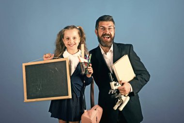 Mikroskop, yazı tahtası, kitap ve Kırtasiye çocuk ve eğitmen tutun