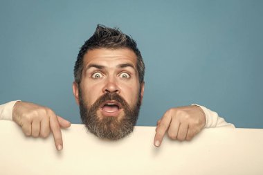 Adam uzun sakal ve bıyık.