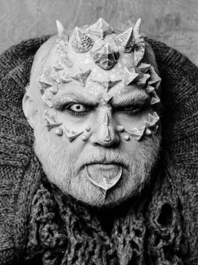 İblis kafa ile soyut bej duvar gri yaka