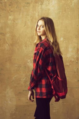 sırt çantasında şık Kırmızı kareli gömlek ile güzel kız