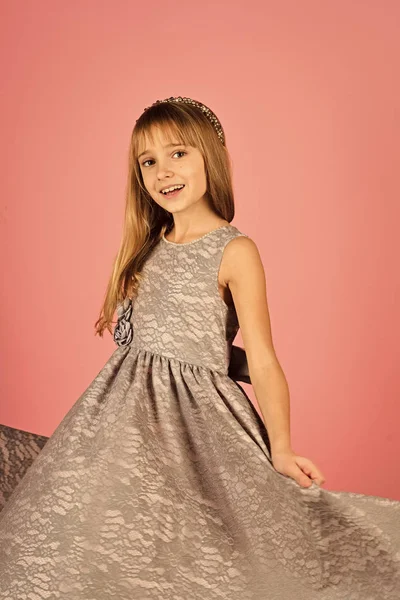 Pembe bir arka plan, güzellik moda modeli. Şık elbiseli küçük kız balo. Moda ve güzellik, küçük Prenses. Elegance şık seksi elbiseli kız çocuk. Bak, Kuaför, makyaj