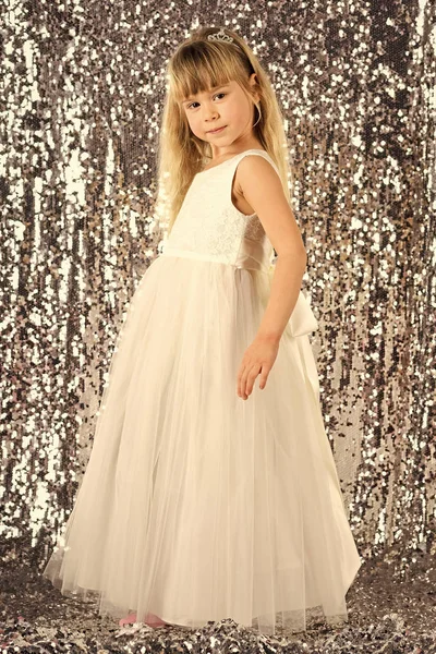 Κομψότητα και κομψή εμφάνιση. κομψότητα, μικρό κορίτσι με φόρεμα — Φωτογραφία Αρχείου