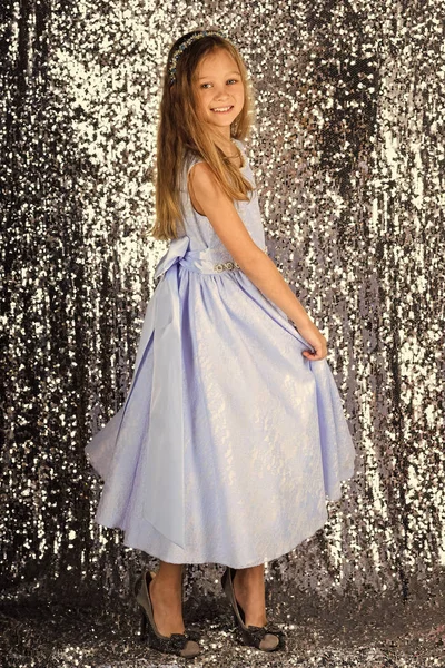 Gyermek lány ruha elegáns csillogás, elegancia. gyermek ruha hosszú hajjal — Stock Fotó