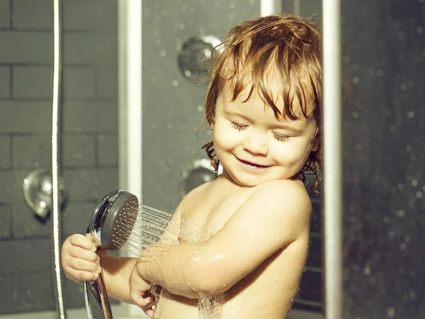 Mały chłopczyk w prysznic — Zdjęcie stockowe