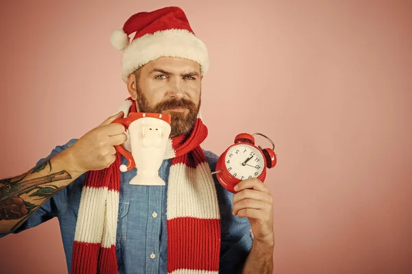Kerst hipster in Kerstman hoed, sjaal op roze achtergrond — Stockfoto