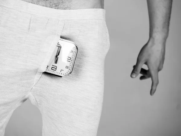 Réveil avec six heures de mouche de pantalon blanc masculin — Photo