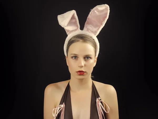 Kobieta z red lips sobie uszy królika — Zdjęcie stockowe